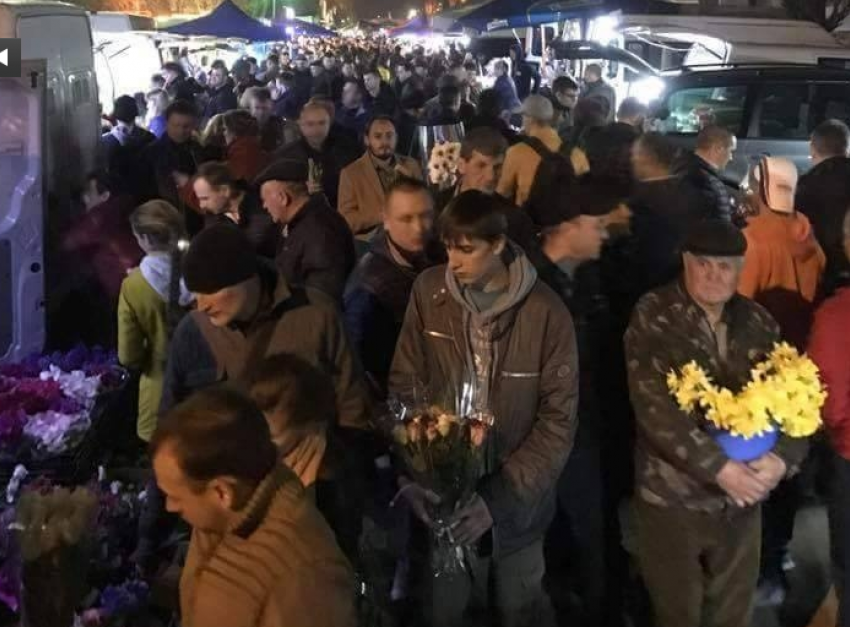 Пробки и очереди: в Кишиневе мужчины штурмом брали цветочные рынки 