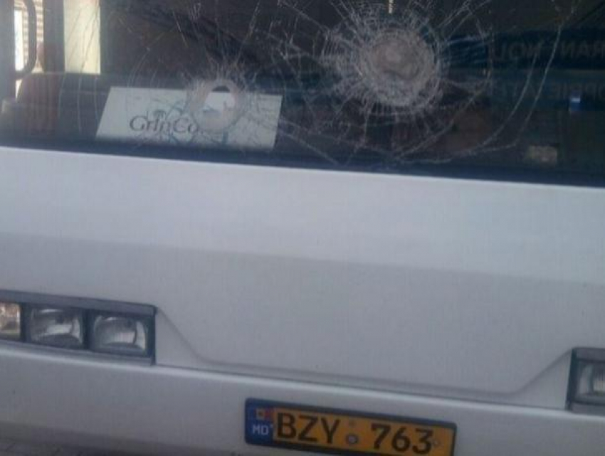 Ехавший из Затоки молдавский автобус закидали камнями на Украине