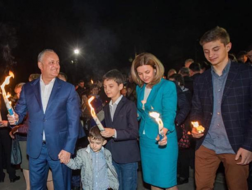 Игорь Додон вместе с семьей встретил Благодатный огонь в центре Кишинева