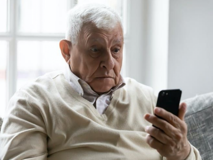 Пожилые граждане Молдовы из нескольких сел получат смартфоны для общения с близкими в режиме онлайн