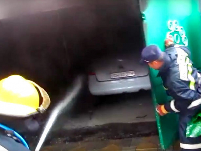 Ликвидацию пожара в Кагуле на глазах испуганного хозяина сняли на видео