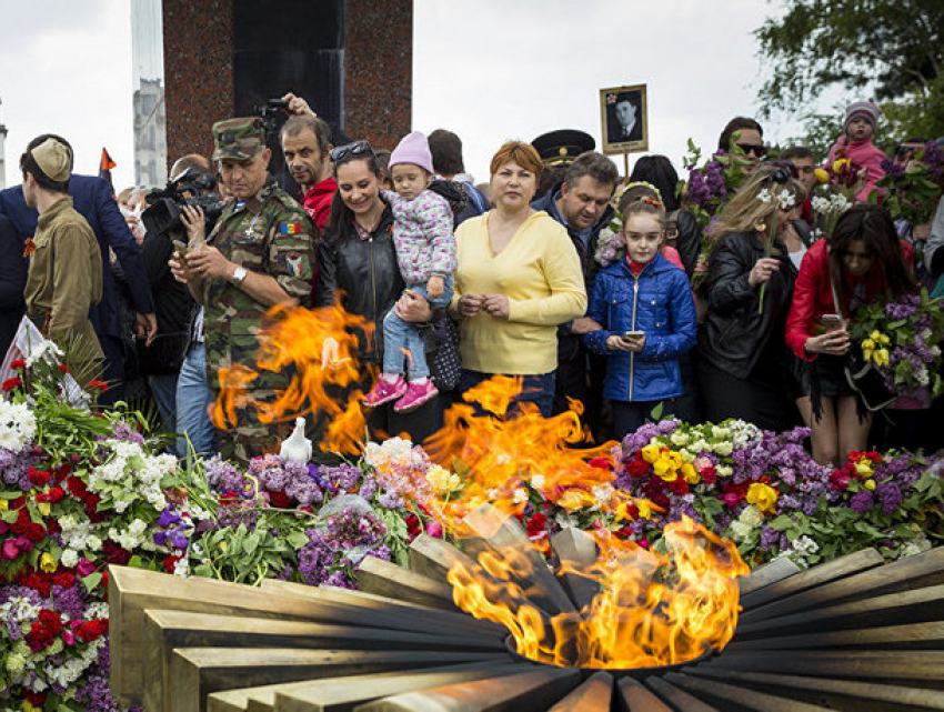Мы не должны допустить, чтобы День Победы перешел из разряда праздничных дней в категорию траурных или каких-то других, -  Петрович