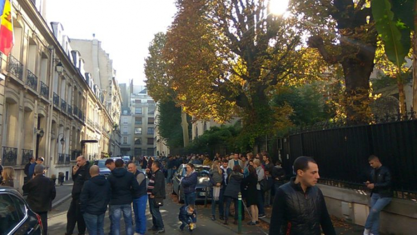 У избирательных участков в Париже и Бухаресте образовались очереди