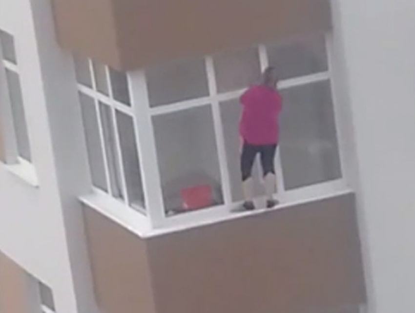 Отчаянная домохозяйка, с риском для жизни моющая окна в Кишиневе, попала на видео