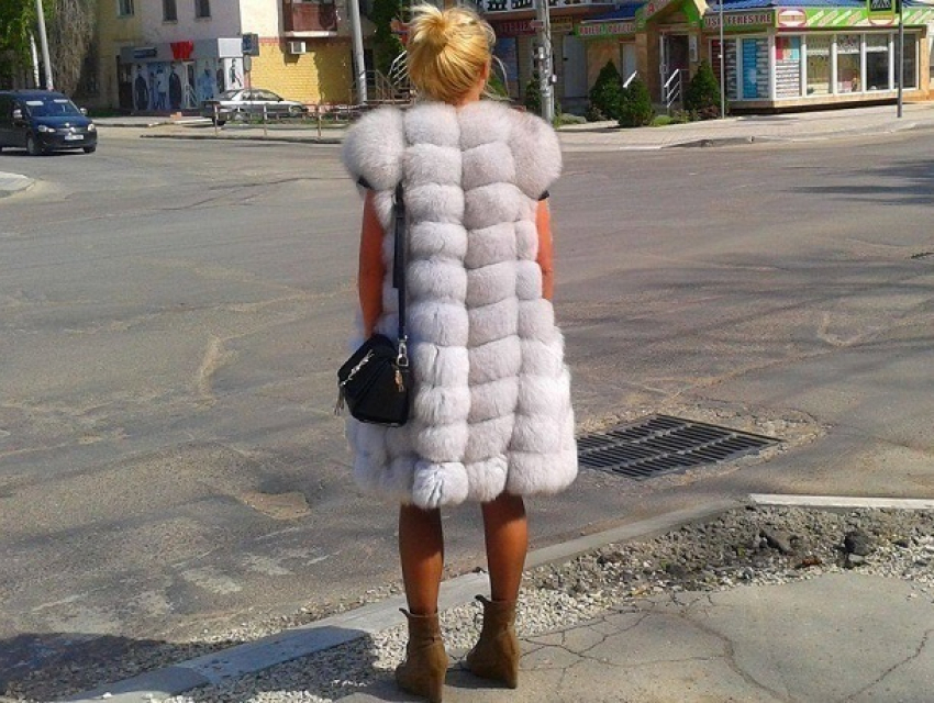 Девушка в меховой безрукавке рассмешила жителей Молдовы: «матрац летом в моде"