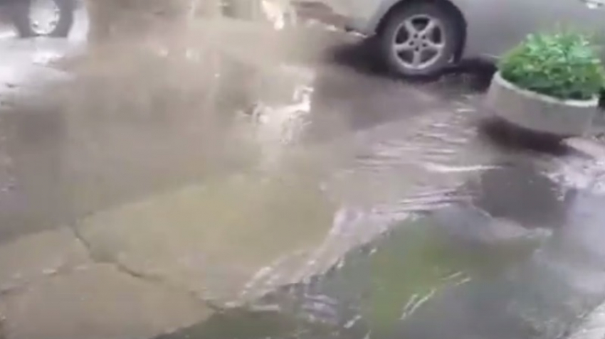 Улицу Армянскую затопило из-за прорыва канализации
