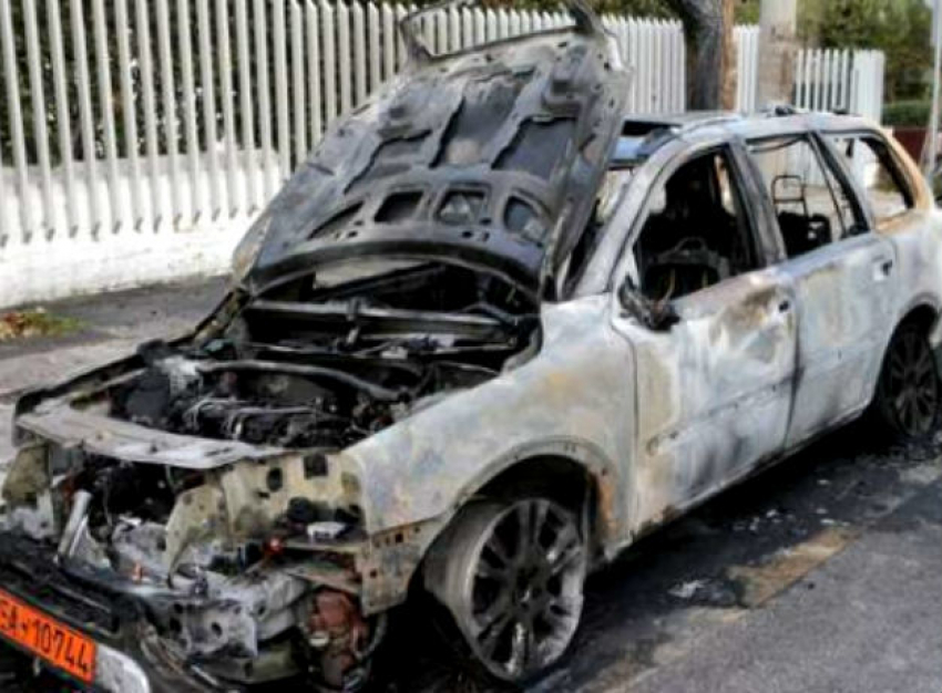 Атаковано украинское посольство в Греции: радикалы уничтожили автомобили