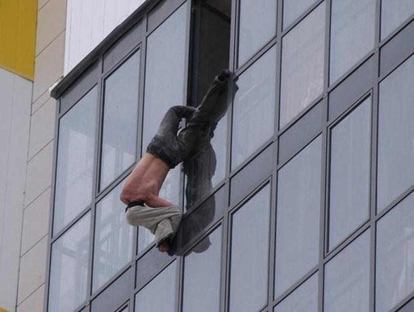 Смертельное падение после установки металлопластикового окна совершил мужчина 