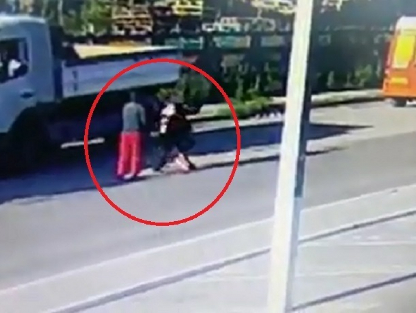 Избиение школьником давшего ему подзатыльник мужчины в Чимишлии попало на видео