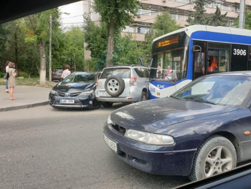Массовое столкновение на улице Алеку Руссо - ДТП с участием троллейбуса и двух автомобилей Toyota