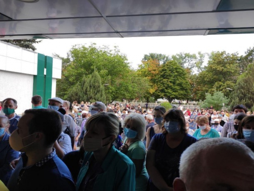 ВИДЕО: гигантская очередь в рыбницкую поликлинику