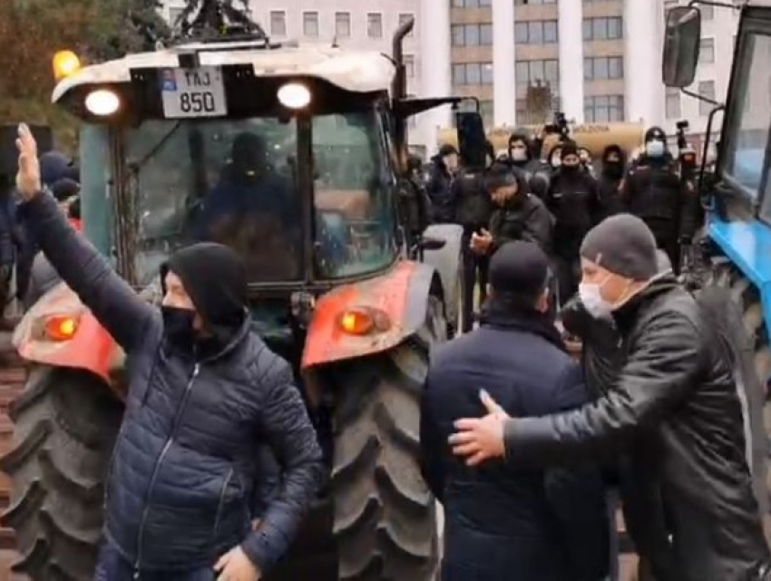 Тракторо-майданщики штурмуют лестницу к парламенту