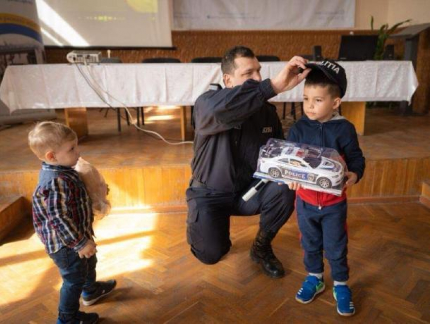 Патрульные инспекторы посетили маленьких пациентов в Детской городской клинической больнице №1