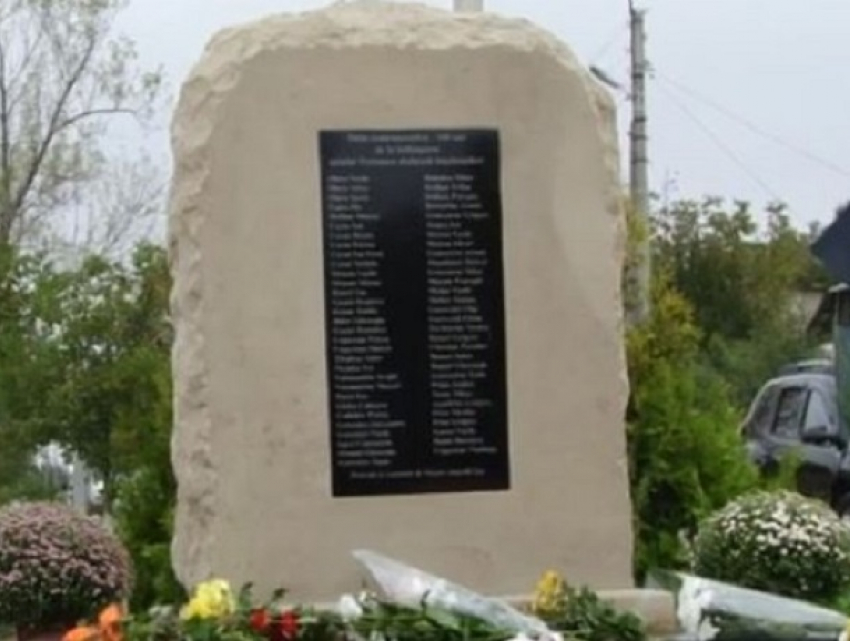 В селе Петруня отпраздновали 100-летие со дня основания и установили монумент в честь первых жителей