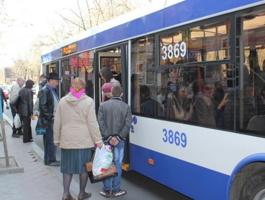 В городском автобусе кондуктор трахает пассажирок