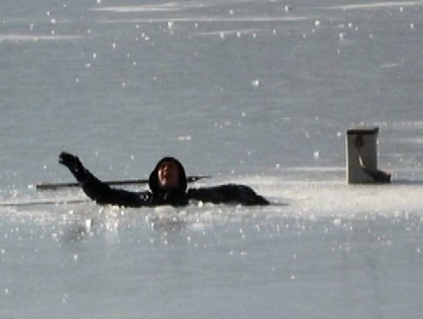 Двое рыбаков провалились под лед на озере в парке Валя Морилор