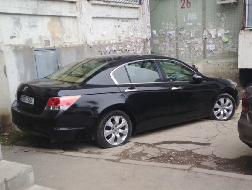 Фотофакт: в Кишиневе прокалывают шины чаще, чем здороваются с незнакомцами