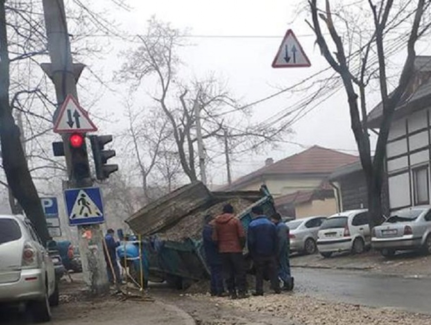 В центре Кишинева провалился под дорогу грузовик ремонтных служб