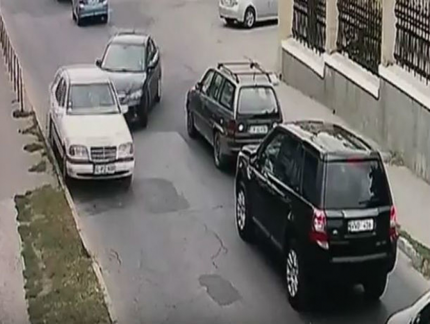 Неудачный выезд водителя с парковки в центре Кишинева спровоцировал ДТП