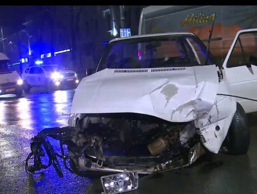 Серьезная авария в центре столицы: от удара из машины вылетел двигатель