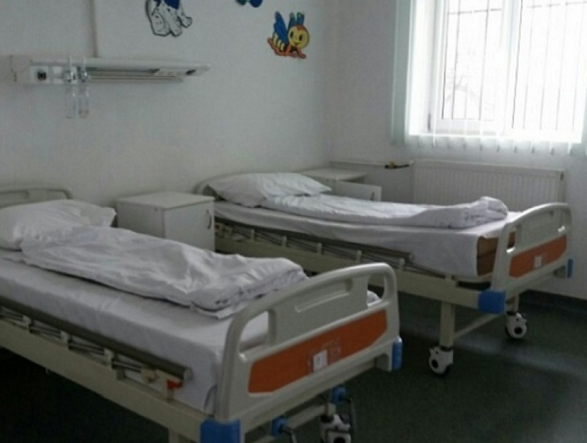 Женщина с двумя больными детьми была вынуждена бегать из одной больницы в другую в Кишиневе