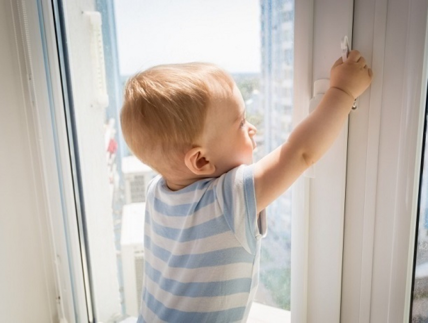 Двухлетний малыш выпал с москитной сеткой из окна четвертого этажа в Тирасполе