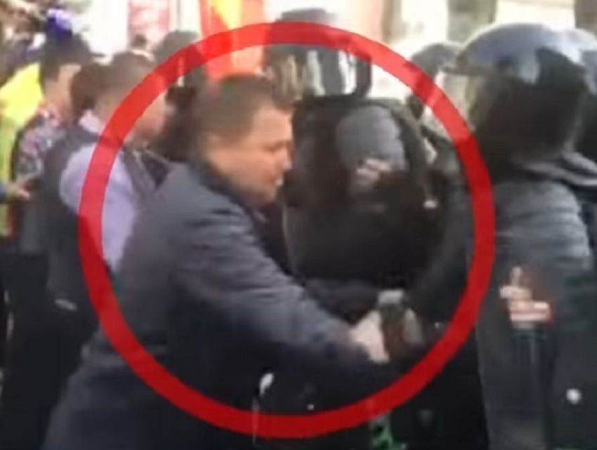 Драку протаранившего митинг оппозиции водителя и полицейских в Кишиневе сняли на видео