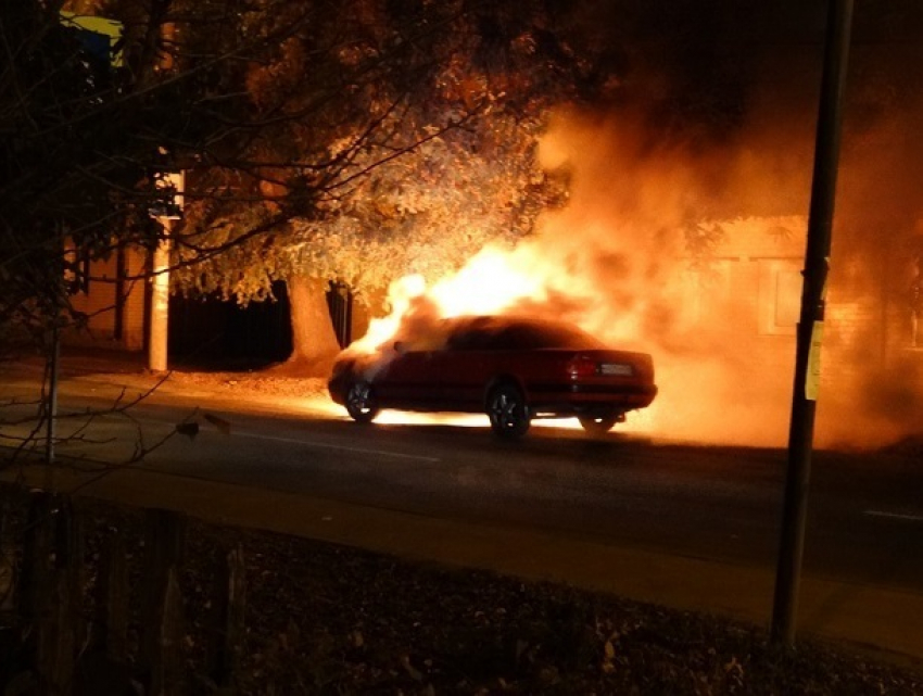 В Тирасполе по неизвестным причинам сгорел автомобиль Audi