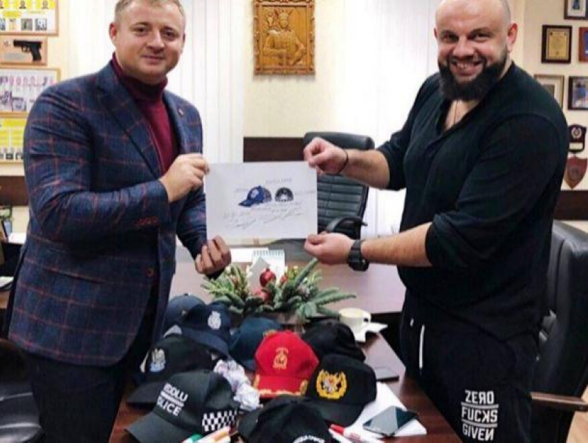 Кавкалюк предлагает выбрать самую модную кепку для полицейского 