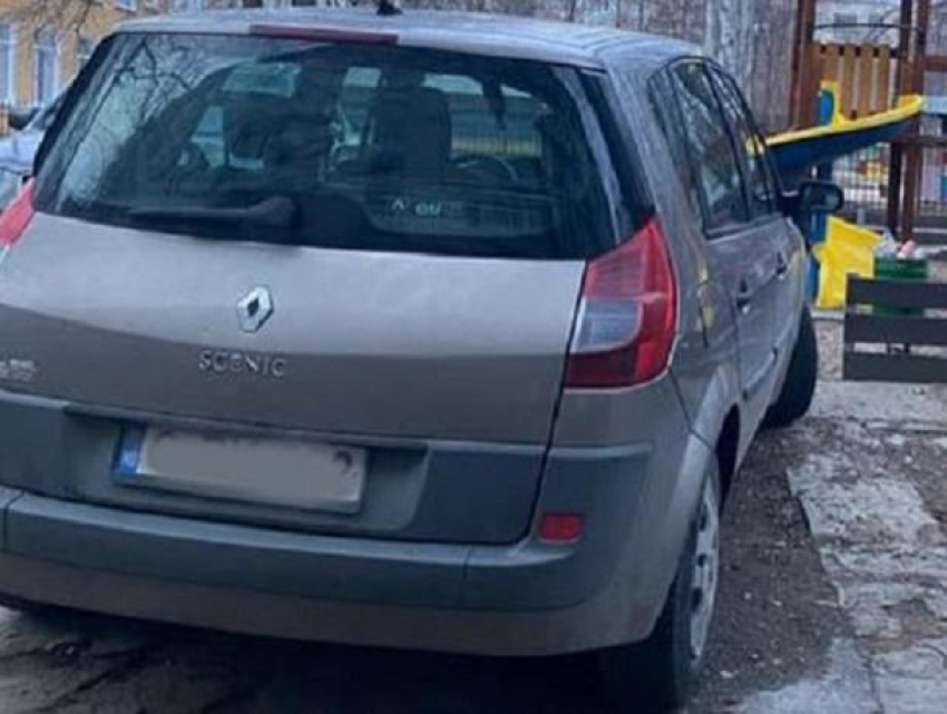 В Кишиневе наглый водитель прикинулся полицейским, чтобы припарковать автомобиль на детской площадке