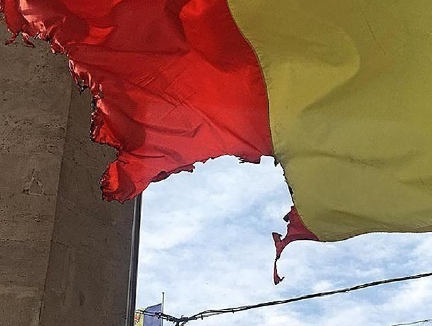 "Позор» в центре Кишинева: напротив здания правительства сожгли флаг Молдовы