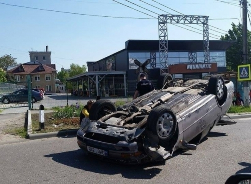 На Чеканах перевернулся легковой автомобиль