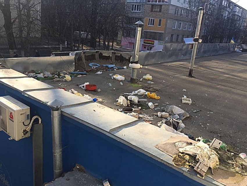 Отвратительную мусорку на крыше маркета в Кишиневе устроили ленивые хамы с верхних этажей 