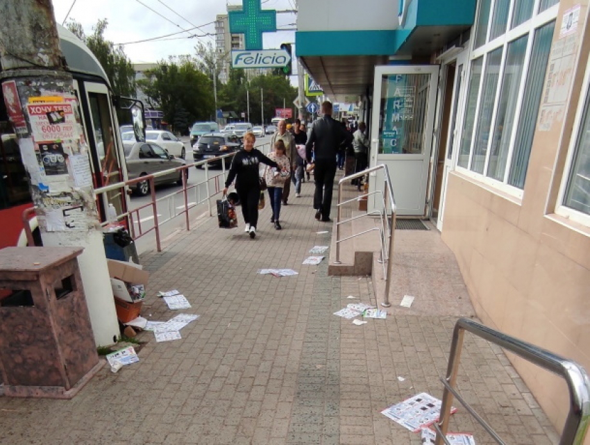 Вся улица в бумажном мусоре - бизнес в Бельцах и его побочные эффекты