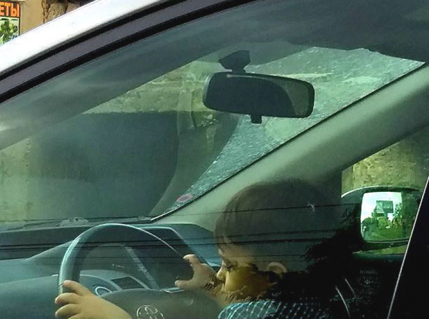 Двухлетнюю девочку посадил за руль автомобиля в Кишиневе ее безответственный отец