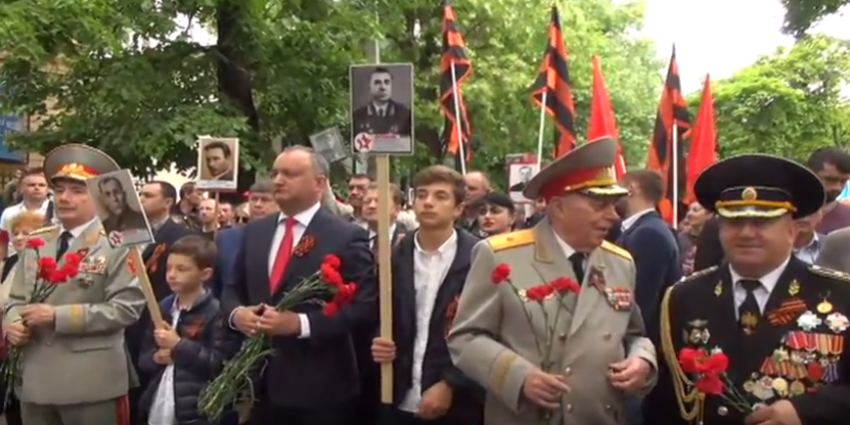 Марш Победы проходит без партийных флагов 