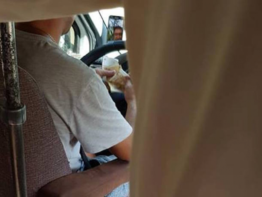 Болтавший по видеочату водитель маршрутки возмутил пассажиров в Кишиневе