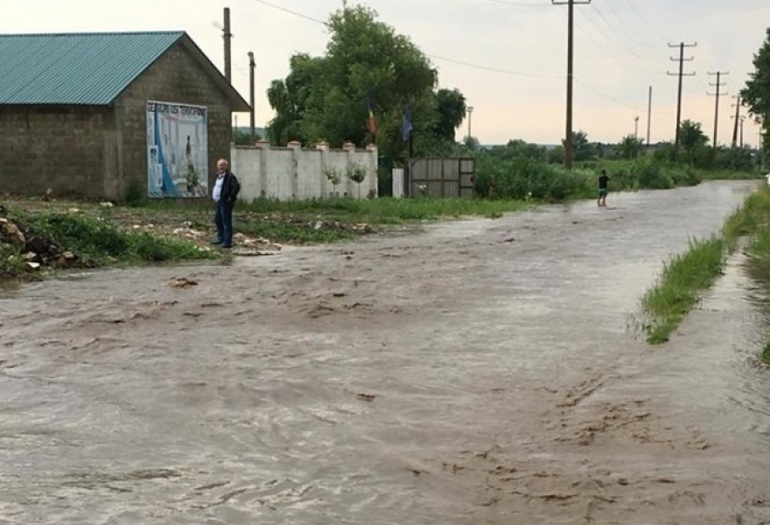Короткий летний дождь затопил Страшенский район и оставил без света три села