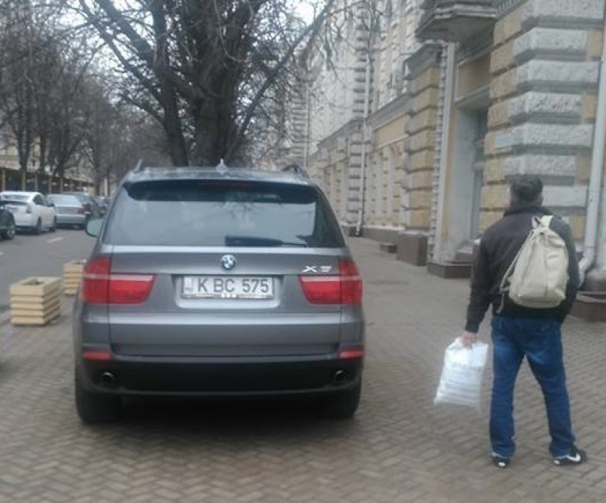 Хозяин BMW X5 припарковался прямо у входа в примэрию
