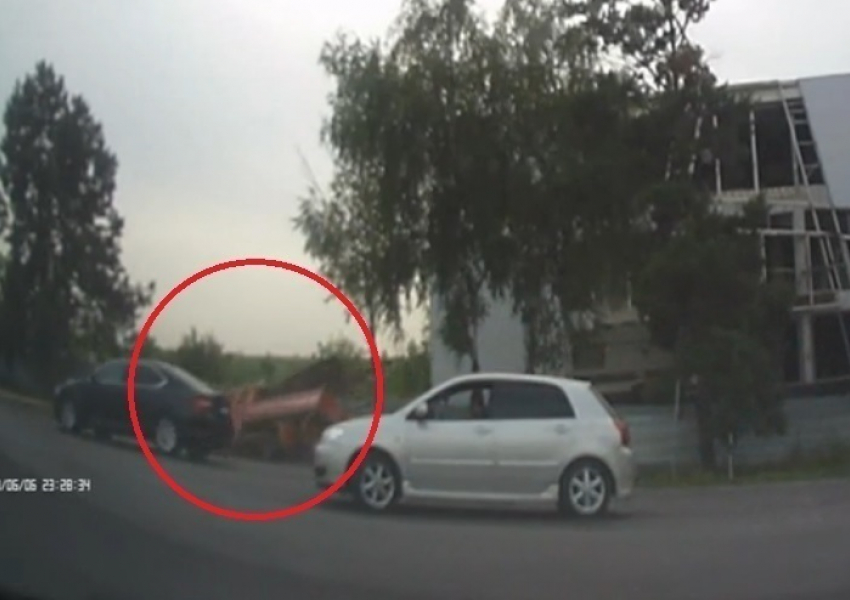 Авария в Кишиневе попала на видео: Skoda столкнула грузовик в кювет