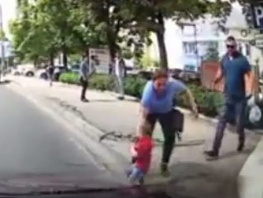 Отважная женщина спасла малолетнего ребёнка, выбежавшего прямо на проезжую часть