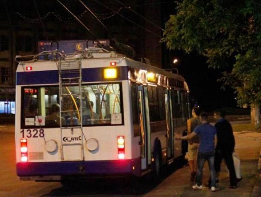 Минуты ужаса и паники пришлось пережить пассажирам загоревшегося на ходу троллейбуса