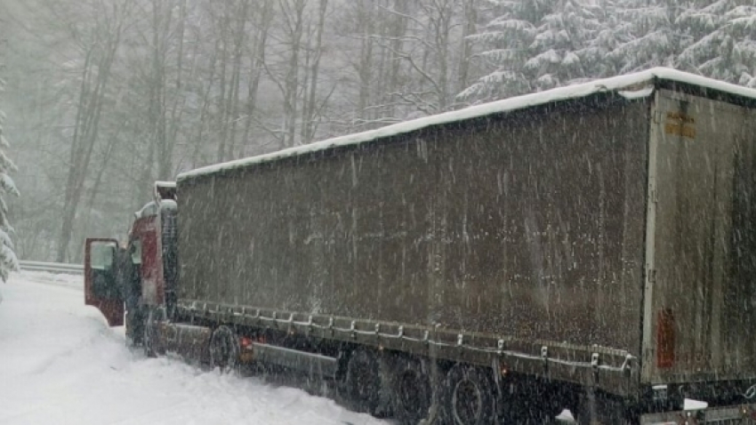 Сильные снегопады «взяли в плен» фуры на трассе Кишинев - Хынчешты 