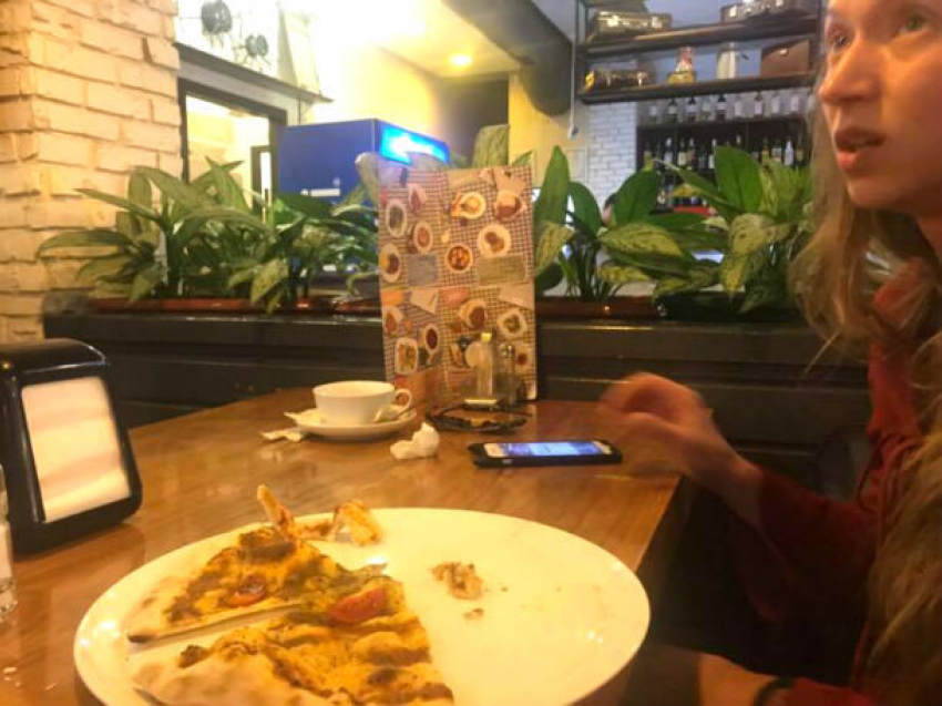 «Осколок впился в желудок»: молодая женщина и ее муж ужасно поужинали в кишиневской пиццерии