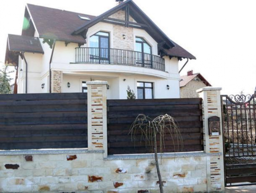 Люксовый дом и зона отдыха: один из чиновников правительства проходит по делу о коррупции