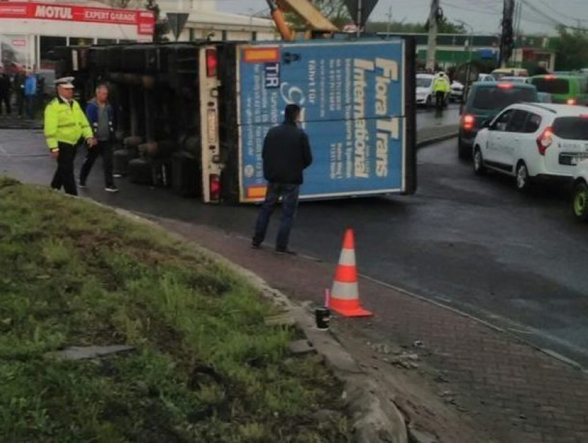 Молдаванин пострадал в фуре, перевернувшейся на крутом повороте в Румынии