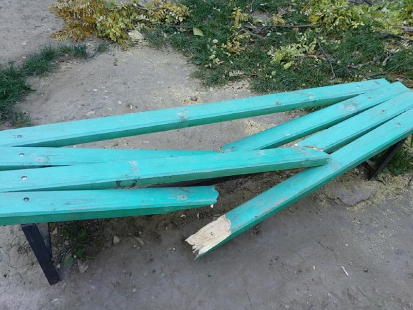 Вандалы разломали детскую площадку в доме с полицейским участком в Кишиневе
