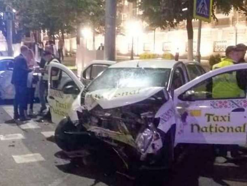 Ночная авария с участием автомобиля такси произошла в центре Кишинева
