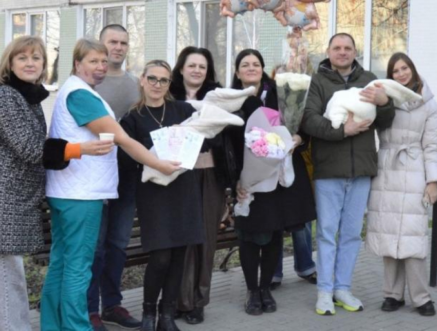 Из Центра матери и ребёнка выписали тройняшек после 65 дней лечения