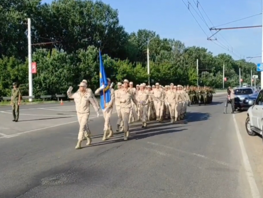 Российские миротворцы маршируют по Приднестровью в годовщину начала операции на Днестре